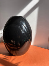 Load image into Gallery viewer, Black Egg Shaped Cermanic Round Vase
