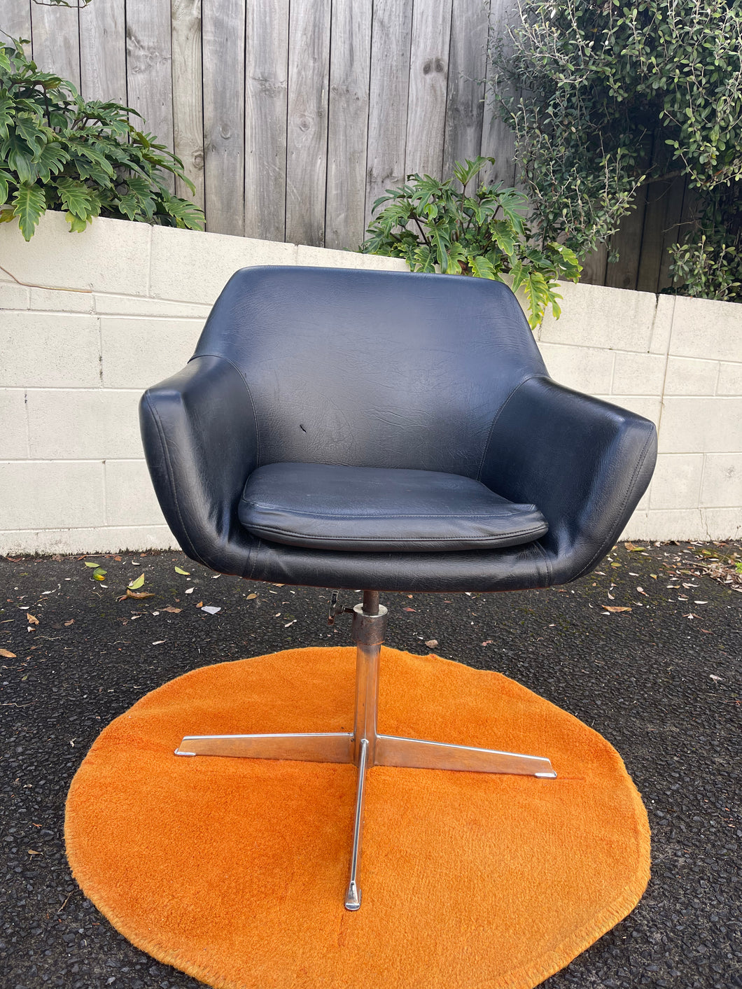 Sebel ‘Hobnob’ Swivel Chair